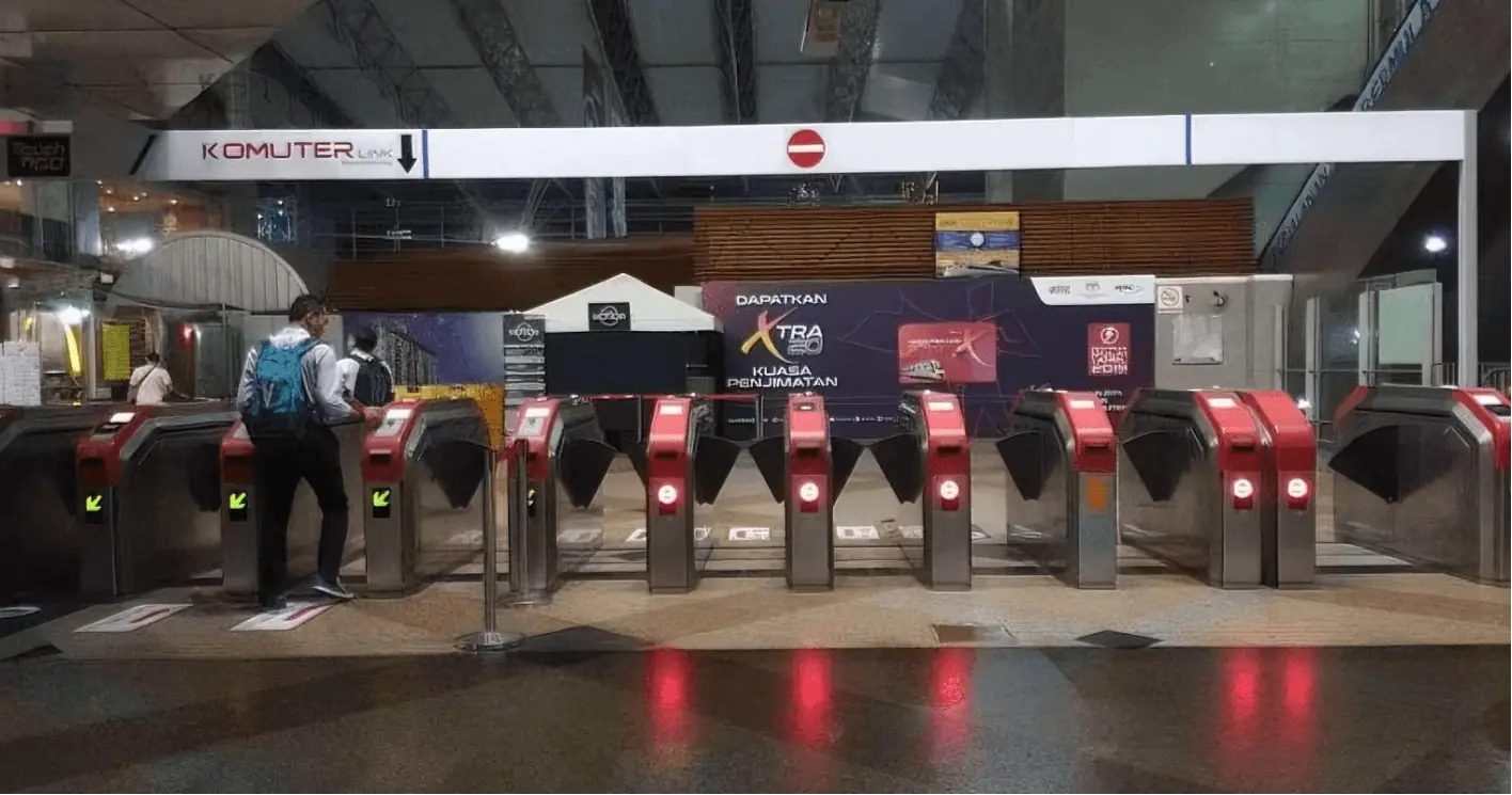 Làm cách nào để quản lý ủy quyền truy cập cho các cửa quay kiểm soát truy cập?